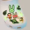 Motif Bad Bunny phosphorescent Croco JIBZ Breloques Lumineuses 2D Pvc souple Accessoires pour chaussures Décorations Épingles à sabot fluorescentes Chaussures Boucles à breloques pour enfants Sandales