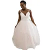 ロマンチックな淡いピンク象牙パターンレース付きのラインウェディングアップアップルVネックコルセットブライダルガウンカスタムメイドプラスサイズのコートトレインカントリーブライドドレス
