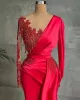 赤い素晴らしいイブニングドレス控えめな長袖シアーネックビーズングパールフォーマルパーティーガウンアラビアの有名人メットガラウェア