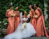 2022 sjöjungfru brudtärna klänningar en axelgolv längd sveptåg plus storlek satin veckad bröllopsfest miad av heders prom klänningar b0708g01