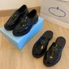 Designerskor Monolith Gummiplattform Dam Sneakers Svart Glänsande Läder Sneaker Chunky Runt Huvud Sneaker Spetsig Tjock Botten Loafer TIPS