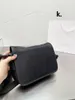 2022 Populär designer Postman Bag unisex axelpåsar designer crossbody handväskor vattentätt tyg nylon kausal hangbag retro stor kapacitet totes med plånböcker