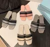 Tasarımcı Kadın İşlemeli Mektup Sandalet Düz Terlik Deri Deri Konforlu Kuzu Dinek Parti Topuk Yüksekliği 1.5cm