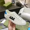 Designer abelha tênis Itália Ace bordado tênis de couro bordado listras vermelhas e verdes entrelaçadas sapato branco andando sapatos esportivos