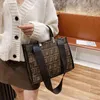 공장 도매 핸드백 큰 정리 여성 가방은 맞춤화 될 수 있고 혼합 배치 쇼핑 경사 크로스 휴대용 대형 완전성 70% 할인