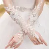 Cinq doigts gants 1 paire de mariée avec de belles perles dîner dentelle motif de fleurs créatif tempérament élégant tout-match mariage