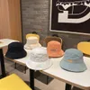 Stingy Brim Hats 남성 디자이너 양동이 모자 여성 패션 캔디 솔리드 컬러 편지 커플 야외 거리 촬영 쇼핑