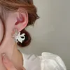 Gioielli in argento 925 Orecchini a forma di fiore con rivestimento bianco Orecchini a goccia con perle di tendenza della personalità per i regali delle donne