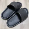 2022 Sandalo con plateau da donna sul lungomare New Slipper Pantofole da uomo di design piatto Comfort Nero Bianco Estate Moda Piscina Cuscino Infradito di alta qualità con scatola 35-45