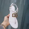 2022 Yeni varış tasarımcı Düz sandaletler metal şerit Patent Deri Kadın Haraç Gerçek Mektup Sametal toka kadın ayakkabı plaj parmak arası terlik slaytlar
