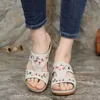 Designer strand platt tofflor utomhus sommar kil kvinnor skor blomma broderier plus storlek dam tofflor mjuk ihålig sandaler