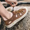 Rutschfeste Outdoor-Strandschuhe, trendige Herren-Sandalen, Frühling und Sommer, Leder, lässig, atmungsaktiv, weiche Unterseite, hohles Mesh-Herrenschuh, zwei