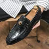 Scarpe da uomo in pelle PU di alta qualità Nuovo design di moda Fibbia a ferro di cavallo Decorazione Mocassini comodi Vendite calde classiche HG023A