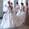 Robes de mariée 2022 Robes de mariée en satin Cristaux perlés Plis froncés Balayage Train Décolleté en coeur sur mesure Plus Taille Robes de Novia