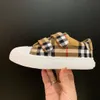 Designer Kid Running Plaid Baby Girl Tennis Trainers Kids School Gym Sneakers Boy Black Leather Shoes Soccer Trainer Tonåring Barn