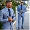 新しいTuxedo最新のコートパンツデザインライトブルーの結婚式のスーツの男性のTerno Slim Fit Blazer Beach Men Suitカスタム2ピースマスコリノ