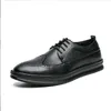 Design män mode casual business office formell klänning svarta vita skor snidade brogue sneakers lägenheter flatform bullock e