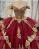 Dark Red Quinceanera Robes de l'épaule 2022 Gold Dace Dentelle Applique Robe à balles personnalisée Durée de plancher Princess Anniversaire Pareant Party Sweet 16 Vestidos