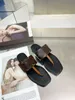 DRAPY FLAT THONG Slipper Designer Slide Sandali estivi Fashion Beach Indoor Flat Infradito Pelle Lady Scarpe da donna Pantofole da donna taglia 35-42