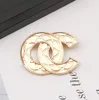 Frauen Gold Doppel Buchstaben Broschen Vintage Hohl Kette Design Kleine Süße Wind 18K Gold Überzogene Perle Kristall Pins Zubehör Spe6262767