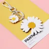 Beyaz Daisy Keychain Moda Alaşım Çiçekleri Kadınlar İçin Anahtar Çiçek Çiçek Tahrimi Anahtar Zincir Kız Araba Çantası Kolye Kerecting Hediyeleri