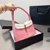 Borse a tracolla da donna di moda di lusso Borse ascellari da donna in pelle scamosciata con pelliccia Borsa a portafoglio classica con lettera di alta qualità