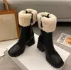 Toppkvinnor Betty PVC-stövlar Beeled Fur High Heels Knee-High Tall Rain Boot Waterproof Welly Rubber Sules Platform Shoes Outdoor RainshoesLuxury Designer Factory Shoes