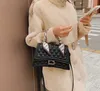 Kadınlar Kore tarzı moda crossbody çanta internet ünlü küçük kare çanta elmas nakış zinciri alt koltuk çanta