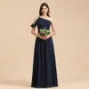 2022 Elegancka granatowa sukienki druhna Linia jedno ramię długie letnie bohemijskie wesela Maid of Honor suknie kobiet