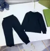Designer Kinderkleding Sets Baby Boy Hoodie Tweedelig pak Herfst Girl Suits Child Sweatshirt Sweatpants Maat 100-160 Autumn Classic Letter Top