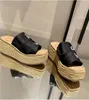 A1 2022 Sandalias planas de moda, zapatillas deslizantes de verano con cabeza cuadrada, zapatillas tejidas de paja con esponja y pastel, zapatillas Muller con tacón y cinturón cruzado para mujer