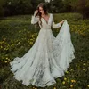 Abiti da sposa country alla moda bohémien in pizzo pieno con maniche lunghe Abiti da sposa Boho sexy con scollo a V senza schienale Una linea Sweep Train Spose rustiche Robes De Mariee