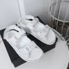 Designer tofflor kvinnor tofflor lyx sandaler märke sandaler riktiga läder flip flop lägenheter glida avslappnade skor sneakers stövlar av märke 024