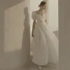Elegante Perlen Spitze Brautkleider Ballkleid Brautkleider mit abnehmbarer Zug aus Schulter Applikation Elfenbein über Rock 2022 Brautkleid