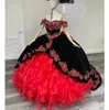 T Black and Red Puffy Vee Quinceanera Robes Charro Pearls Floral Appliques hors de l'épaule Organza Jupe à plusieurs niveaux