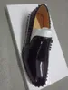 Design de moda Men rebite sapatos de casamento patentes apartamentos primavera verão shelnder silhueta panos cravejados para homens