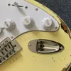 Guitare électrique vieillie crème couleur jaune aulai