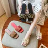 Slippers Women S صندل مسطح أزياء نسج جلدي شريحة سيدات في الهواء الطلق ارتداء حذاء أبيض أسود أحمر 220514