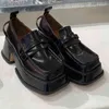 Fyrkantiga tår retro loafers skor för damer 2021 mode street stil plattform hög klack matt svart och patent kvinnor sko 220711