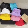 Stingy Brim Chapéus Novo Designer Clássico Bucket Chapéu Moda Sem Limites Homens e Mulheres Verão Sombra Lazer Ao Ar Livre Alta Qualidade