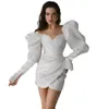 Сексуальная возлюбленная короткая оболочка -лук свадебное платье простые короткие атласные свадебные платья