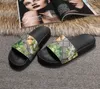 Bästa herrkvinnor Summer Sandals Beach Slide Casual tofflor Ladies Comfort Shoes Print Leather Flowers Bee 36-46 med Box A24