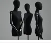 Nytt svart tyg täcker mannequin klädtillverkningsmodell träböjbar hand för display