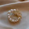 Autre conception bijoux de mode exquis cuivre incrusté Zircon papillon imitation perle broche élégante femme anti-éblouissement broche