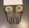 Gants d'hiver à cinq doigts pour femmes, pompons mignons, couleurs mélangées, pour activités de plein air, gants chauds