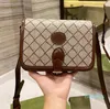 Designer- magnet spänne axelväska mode kvinnor crossbodys handväska koppling lady handväskor handväskor metalliska tryck läderväskor
