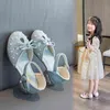 Girls Square Heel Fashion Princess Sandals 2022 Summer Girls Pearl Bow Flat Shoes Perform Dress Pink Open Toe Shoes Storlek 27-37 G220523