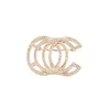 Diseñador de lujo 18K Chapado en oro Broches de perlas de cristal Famosa marca para mujer Doble letra Colgante Broche Suéter Traje Traído Pin Ropa Accesorios de joyería