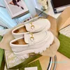2022 nouvelle mode Designer Chaussures pour femmes Mocassins de chaussures de marque de luxe Sandales en cuir verni épais pour un confort bas Coureurs en mousse de haute qualité