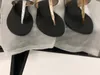 Lyxiga Designer Slides Flip-flops Läder string sandal med dubbelmetall Svart Vit Bruna tofflor Summer Beach Sandaler med BOX US11 NO6